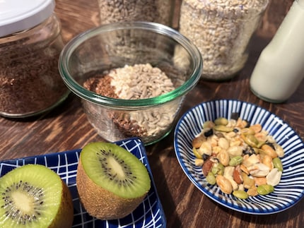 Frutta fresca, noci e cereali misti sono guarnizioni adatte.