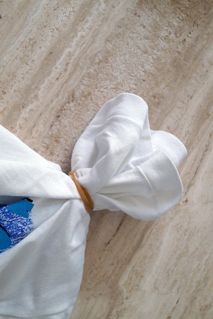 Ein Gummi um das T-Shirt spannen …