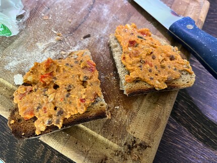 Vite fait, bon et sain : des tartines de pain au levain avec de la pâte à tartiner aux lentilles.