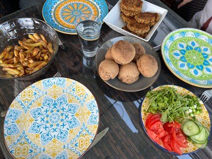 Après deux heures en cuisine, le repas est prêt : burgers végans et frites maison.