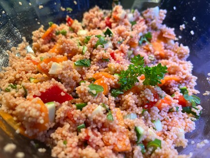 Pour le dîner, je mange une salade de couscous avec du yaourt au soja.