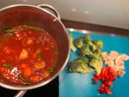 Curry de pommes de terre et de légumes : rapide, simple et super à cuisiner à l’avance.