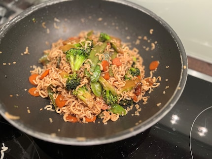 Faire revenir rapidement quelques légumes dans un wok ou une poêle, ajouter des nouilles mie et de la sauce soja : mon dîner végan est prêt.