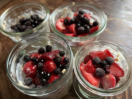 Parfaits pour le petit-déjeuner ou le déjeuner, les « overnight oats » sont délicieux, super sains, et rapides à préparer.