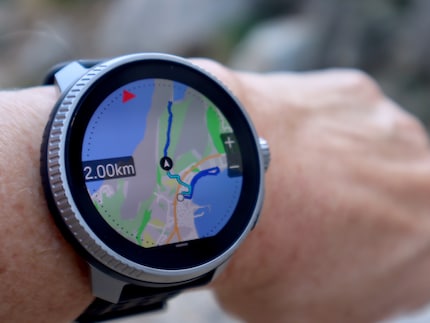 Offline-Karten, Multiband GPS, Zoom-Funktion und ein helles Display: Bei der Navigation übertrifft die Suunto Race meine Erwartungen.