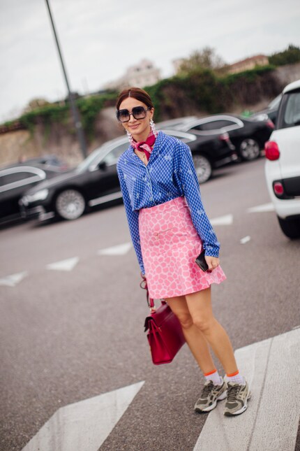 Tenue coquette en haut et sport en bas.