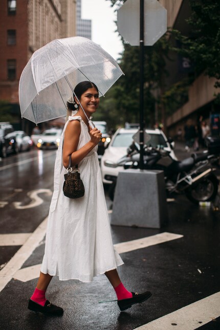 Donne du répondant à cette délicate robe d’été.