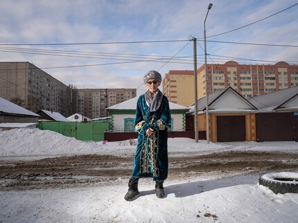Un vieux Kazakh dans une robe traditionnelle que les jeunes ne portent plus à cause de la mondialisation.