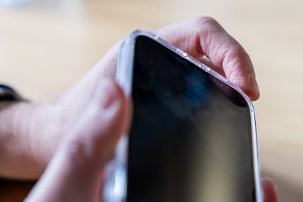 Die Aussenkante ist höher gezogen und schützt so effektiv das Display.