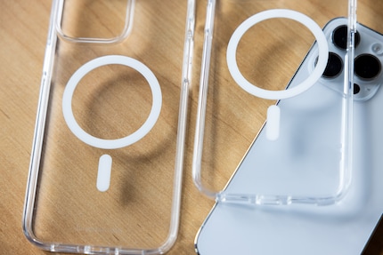 Der Unterschied ist kaum sichtbar: Das dbramante-Case nach fast einem Jahr in Gebrauch (links im Bild) zeigt keinerlei Spuren von Vergilbung. Rechts im Bild zum Vergleich ein Case frisch aus der Verpackung.