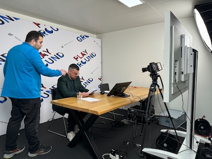 aRTycH (links) und Simon (rechts) bereiten sich auf die Spiele vor