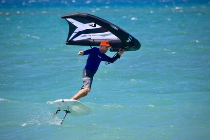 Mike Jucker si occupa anche di wingfoiling e riferisce sulle ultime evoluzioni di questo sport.