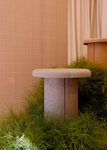 Chaque table est faite de Matek™, qui est un combo de fibres et de liants de déchets.