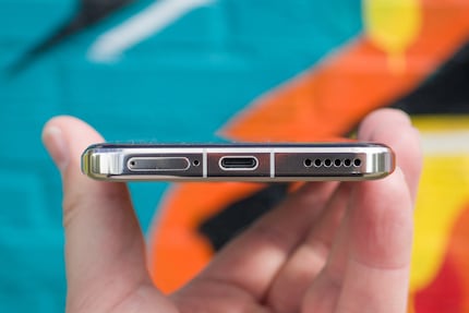 Le Honor Magic 6 Pro se recharge via un port USB-C ou sans fil.