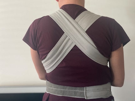 Load distribution: The harness sits on the hips, the straps cross over on the back.