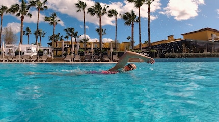Lors du test en piscine, les lunettes sont étanches, ne s’embuent pas et l’écran de réalité augmentée est bien lisible.