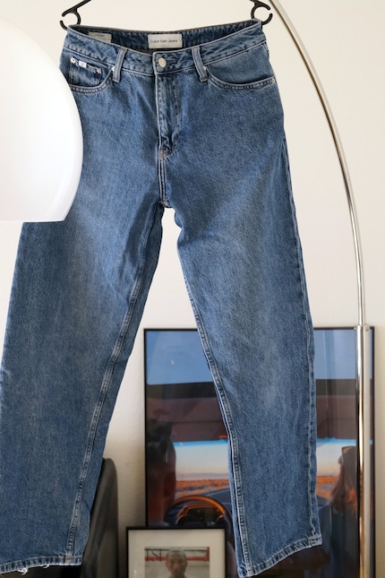 Le « 90s Straight » de Calvin Klein est délicieusement bas et large.