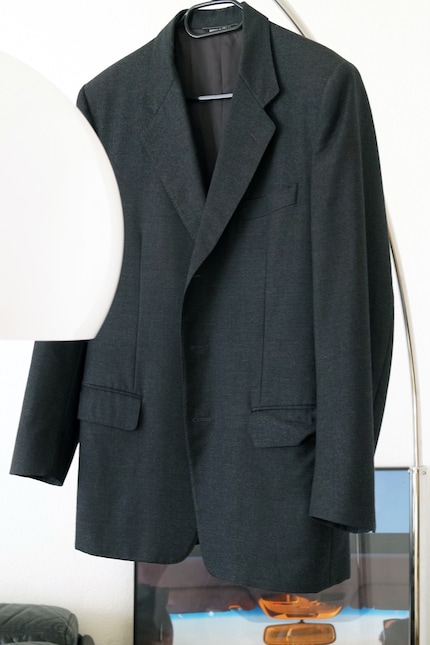Je porte ce blazer d’occasion sans aucune ironie.