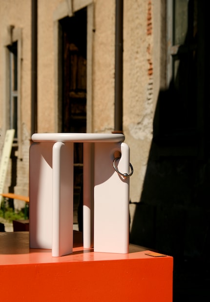 «Pierced Stool» di Gregor Jahner | MDF, acciaio inox | 37 x 37 x 43 cm.