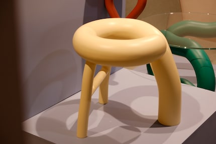 «Churro Stool» secondo il principio «Form Follows Intuition» di Roosa Ryhänen | legno, lacca.