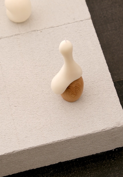 Le sculture di cera sembrano sciogliersi anche senza la fiamma accesa.