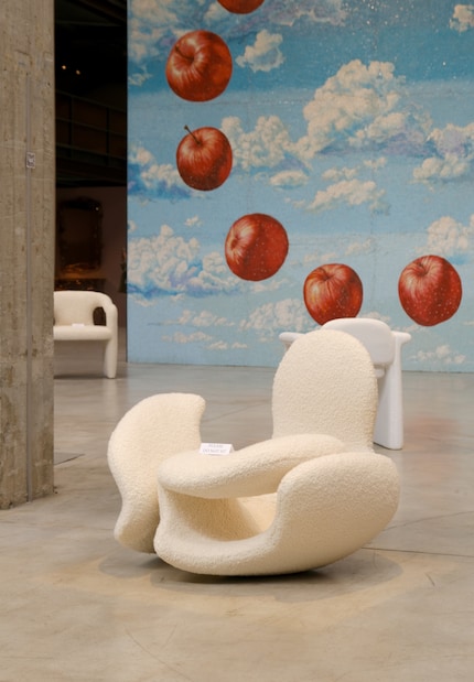 Una delle sedie della collezione «Chairs For Meditation» di Andrés Reisinger | legno, imbottitura.
