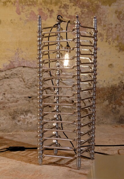 Lampada da terra «Wrench» di Iyo Hasegawa | acciaio inox.