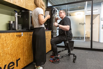 Für einen kurzen Kaffeeplausch ist die Sitzfläche vom Rollator ideal.