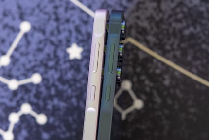 Des différences minimes entre les deux modèles. À gauche, le Galaxy A35 au cadre alu lisse, à droite, l’A55 avec un brossage visible.