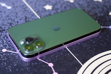 Le Samsung Galaxy A35 est aussi gros que l’iPhone 13 Pro Max.