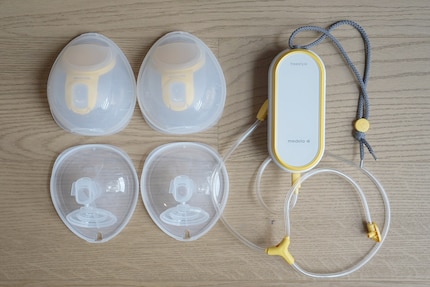 Mit der Medela Freestyle Hands-free trägst du zusätzlich ein konstant surrendes Steuergerät mit dir herum.