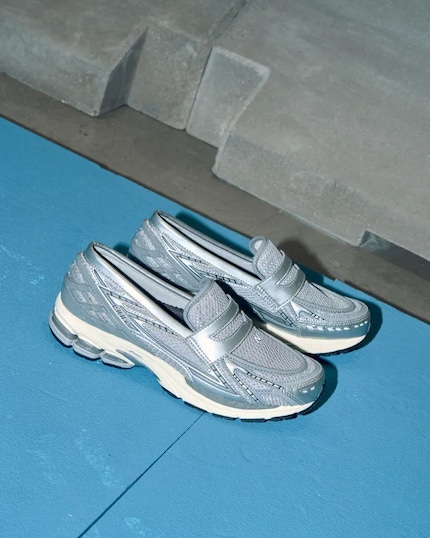La New Balance 1906L dans sa version grise et argentée.