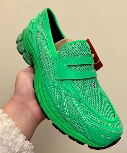 Une forme qui attire l'attention, une couleur qui attire l'attention : la moquette New Balance d'un vert vénéneux.