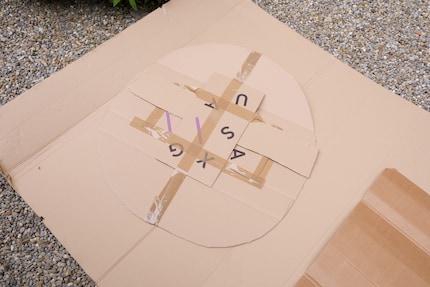 Additional pieces of cardboard make the panel more stable.