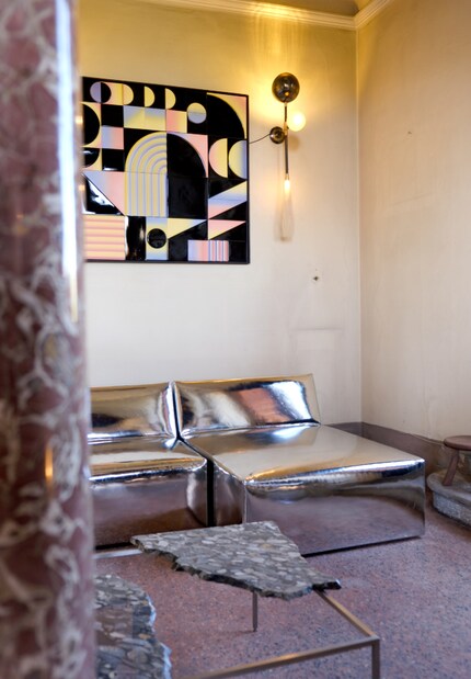 «Porto»-Sofa von Project 213a | Kunstleder in Metallic-Optik