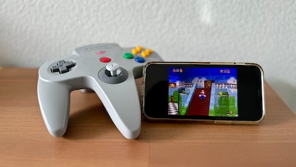 Pour jouer à « Super Mario 64 » sur Delta, je préfère utiliser mon iPhone et ma manette N64.