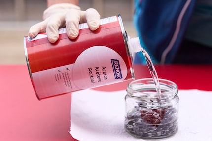 Inserisci la catena e agita bene: l’acetone rimuove l’olio e il grasso dalla catena.
