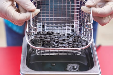 Dopo un bagno nel pulitore a ultrasuoni, la catena è davvero pulita.
