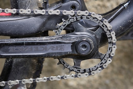 Quando c’è bagnato la bicicletta si sporca, mentre la catena resta pulita.