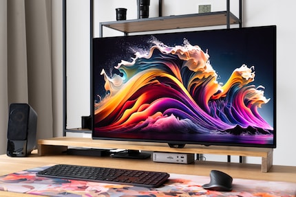 Monté sur un bras, l'esthétique gaming du moniteur disparaît.