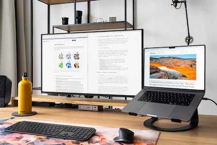 Avec un MacBook ouvert, je trouve que la surface de travail est optimale pour mon travail. L'Asus PG32UCDM est grand, mais pas étouffant.