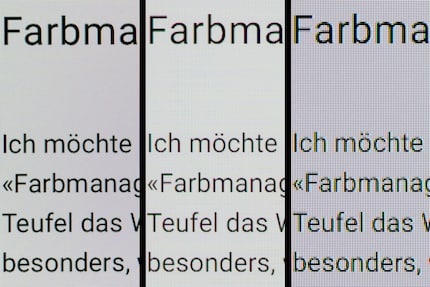 Une image agrandie de texte sur le site web de Digitec avec la mise à l'échelle standard de Windows. Grâce à la densité de pixels de 140ppi, les caractères apparaissent nettement plus nets sur le PG32UCDM (au centre) que sur un OLED de 110ppi (à droite). A gauche, comme référence, un LCD 4K de 27 pouces avec dalle IPS et 163 ppi