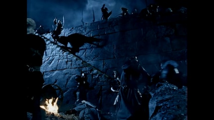Cosa non darei per vedere Legolas pattinare giù per una rampa di scale tirando per la prima volta un arco...