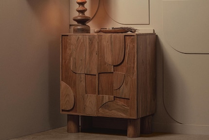 Beim Design «Collection» betonen Schnitzereien die Maserung des Holzes.