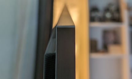 A causa del nuovo strato di MLA, l’LG G4 è leggermente più spesso dei comuni televisori OLED.