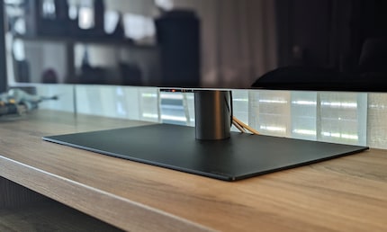 Visto ho posizionato il mio LG G4 davanti a una finestra, non posso montarlo su una parete. Fortunatamente, da quest’anno il piedistallo è finalmente incluso in dotazione.