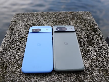Il Pixel 8a blu sembra meno grande dell'8.