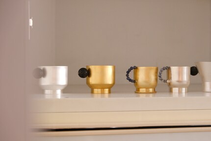«Perla Cup & Perlina Torch Cup» di Natalia Criado | ottone argentato e dorato.