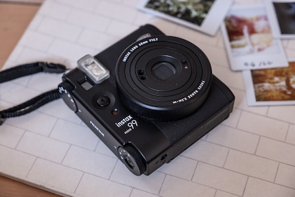 Die Instax Mini 99 von Fujifilm hält Erinnerungen als Unikate fest.