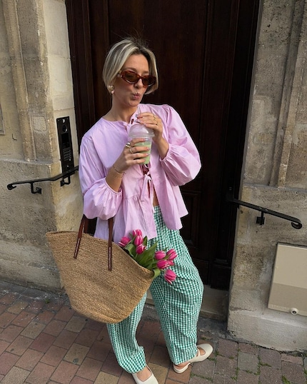 Dieser grün-rosa Look schreit geradezu nach Frühling.